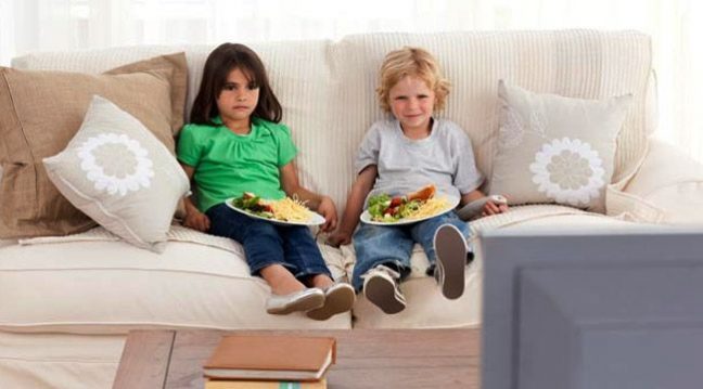 Televizyon karşısında zorla yemek yedirmek, obeziteye sebep oluyor